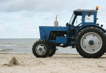 Fototapeta premium Traktor am Strand