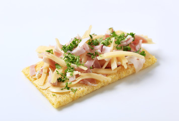 Crispbread with ham and cheese