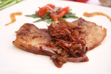 Schweinebauch mit Röstzwiebeln