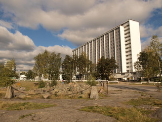 Fototapeta na wymiar Budynek szpitala i drzewa