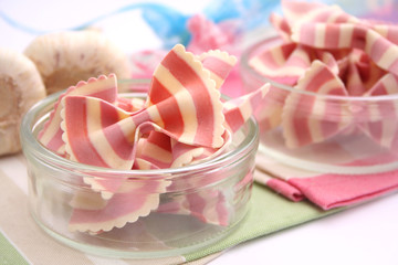 bunte schleifennudeln