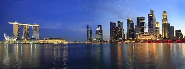 Zelfklevend Fotobehang Stadsgezicht van Singapore vanaf het Esplanade-panorama © David Gn