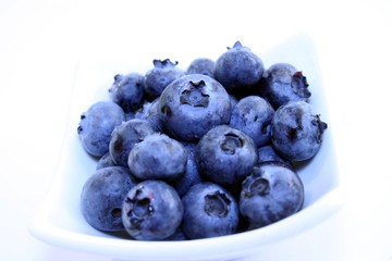 Schale mit frischen Heidelbeeren