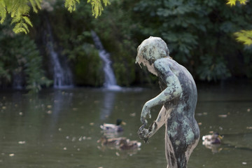 Obraz na płótnie Canvas Statue in the water