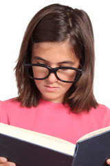 adolescente studiosa con grossi occhiali