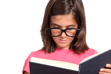 adolescente con grandi occhiali legge un libro