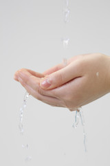 手と水