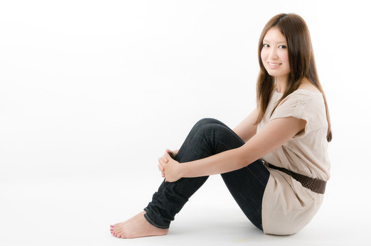 膝を抱える女性 Stock Photo Adobe Stock
