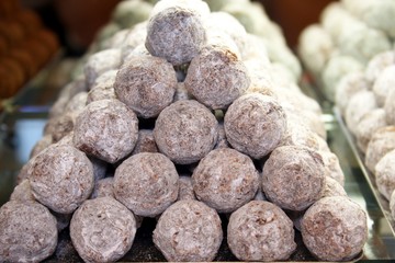 Schokoladentrüffel mit Puderzucker