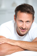 Obraz premium Man with arms crossed looking at camera