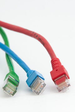 Drei Netzwerkkabel gr&uuml;n blau rot