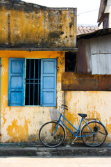 Fototapeta na wymiar rower i niebieskie okno