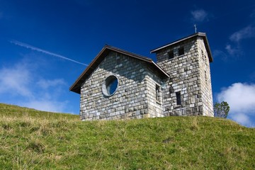 Fototapeta premium Bergkirche Schweizer Alpen