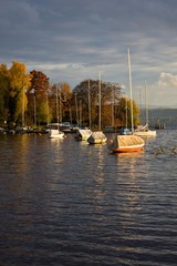 Fototapeta na wymiar Łodzie na Jezioro Zurich jesienią