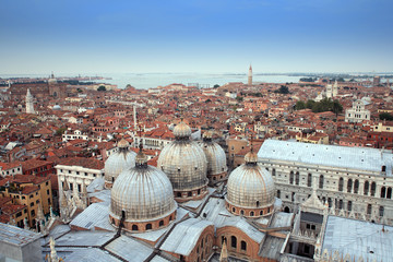 Fototapeta na wymiar Widok z lotu ptaka pięknego starego dachu w mieście Wenecja