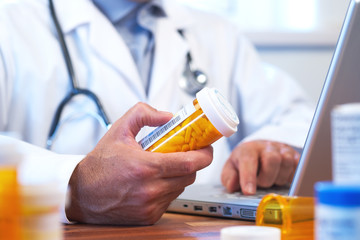 Doctor preparing online internet prescription - obrazy, fototapety, plakaty