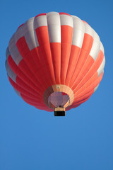 Hei&szlig;luftballon unter strahlend blauem Himmel