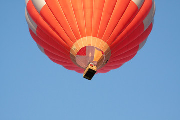 Heißluftballon unter strahlend blauem Himmel mit Korb