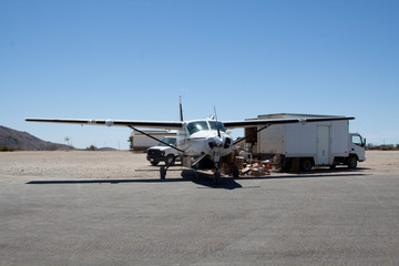 Naklejka premium Frachtflugzeug auf Catalina Island bei der Entladung