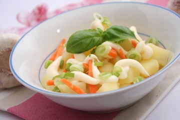 Kartoffelsalat mit Möhren und Frühlingszwiebeln