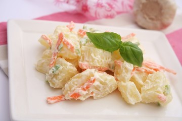 Kartoffelsalat mit Möhren und Frühlingszwiebeln