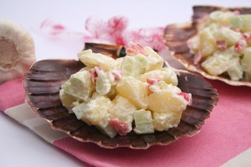 Kartoffelsalat mit Gurke und Paprika