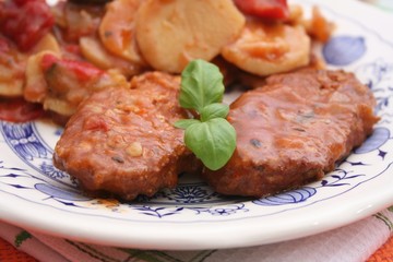 Bifteki mit Bratkartoffeln