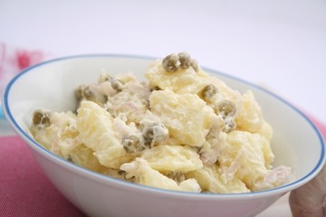 Kartoffelsalat mit Erbsen