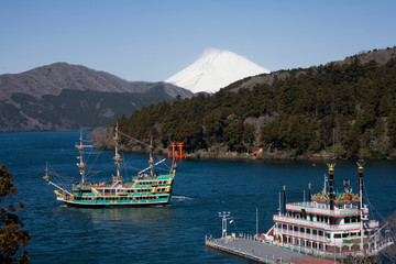Fototapeta premium 富士山と遊覧船