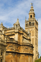 Fototapeta na wymiar Katedra i Giralda w Sewilli