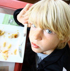 repas, enfant blond ,yeux bleus