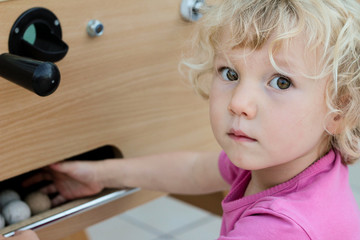 fillette jouant au babyfoot