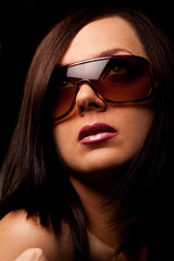 Ritratto di una donna con occhiali da sole