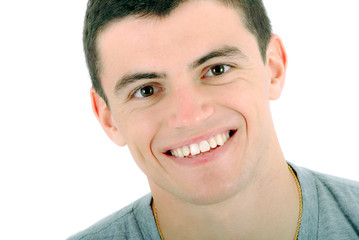 Obraz premium Portrait d'un garçon brun heureux souriant