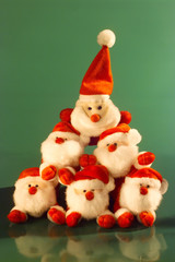 Stoff-Nikolaus Pyramide auf gruenem Fond