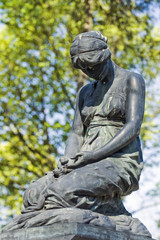 Kamienny cmentarny anioł , pomnik