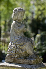 Fototapeta na wymiar Kamienny cmentarny anioł , pomnik