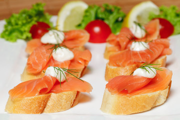 Lachscanapes mit  Sahnemeerrettich