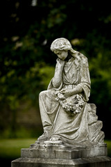 Fototapeta na wymiar Kamienny cmentarny anioł, pomnik na cmentarzu