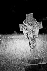 Kamienny cmentarny anioł, pomnik na cmentarzu
