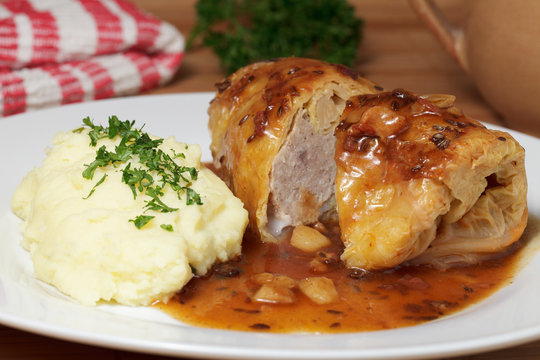 Gef&uuml;llte Wirsingroulade mit Kartoffelp&uuml;ree