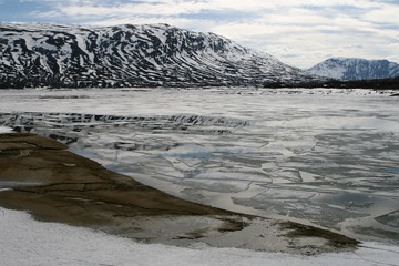 Landschaft mit Wasser, Eis und Schnee bei schönem Wetter