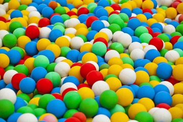 Grupa kolorowych piłeczek