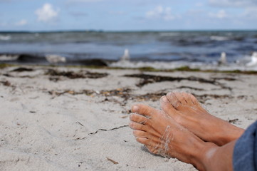 Füße im Sand am Meer