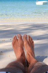 barfu&szlig; am Strand