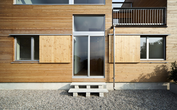 architettura moderna, esterno, porta finestre parte in legno