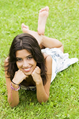 Joven tumbada en la hierba