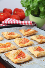 Puff pastry with cheese and tomatoes
