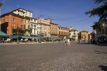 Fototapeta na wymiar Piazza Bra w Weronie