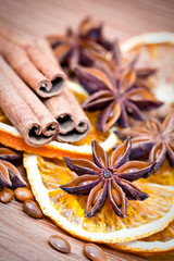 Anis étoilé, cannelle et orange séchée